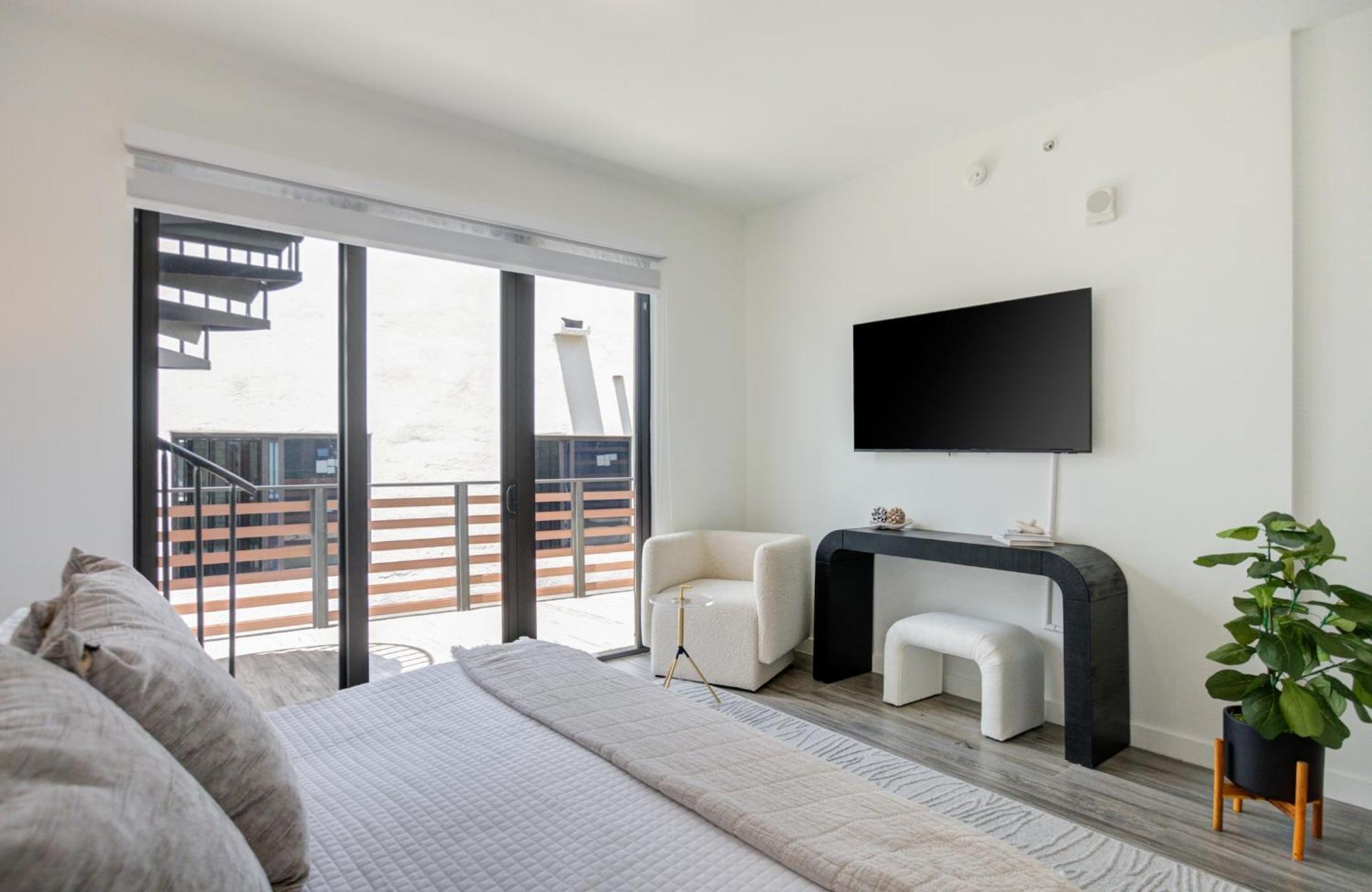 Modern 3br Ph With Rooftop Plunge Pool In Miami